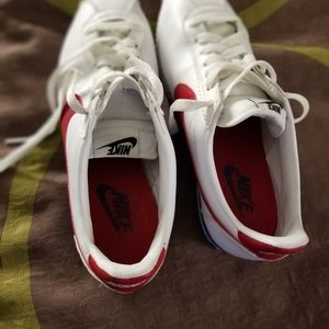 Womans  Nike workout  Shoes  Size  8 white and red